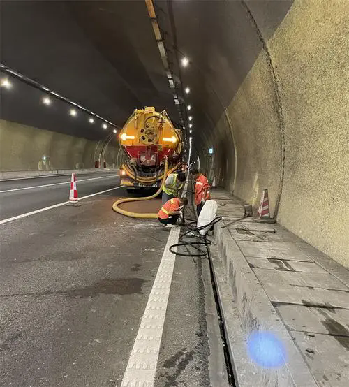 吴兴隧道排水渠清淤